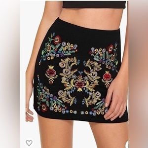 SheIn Casual Floral Embroidered Bodycon Short Mini Skirt. Black. Large
